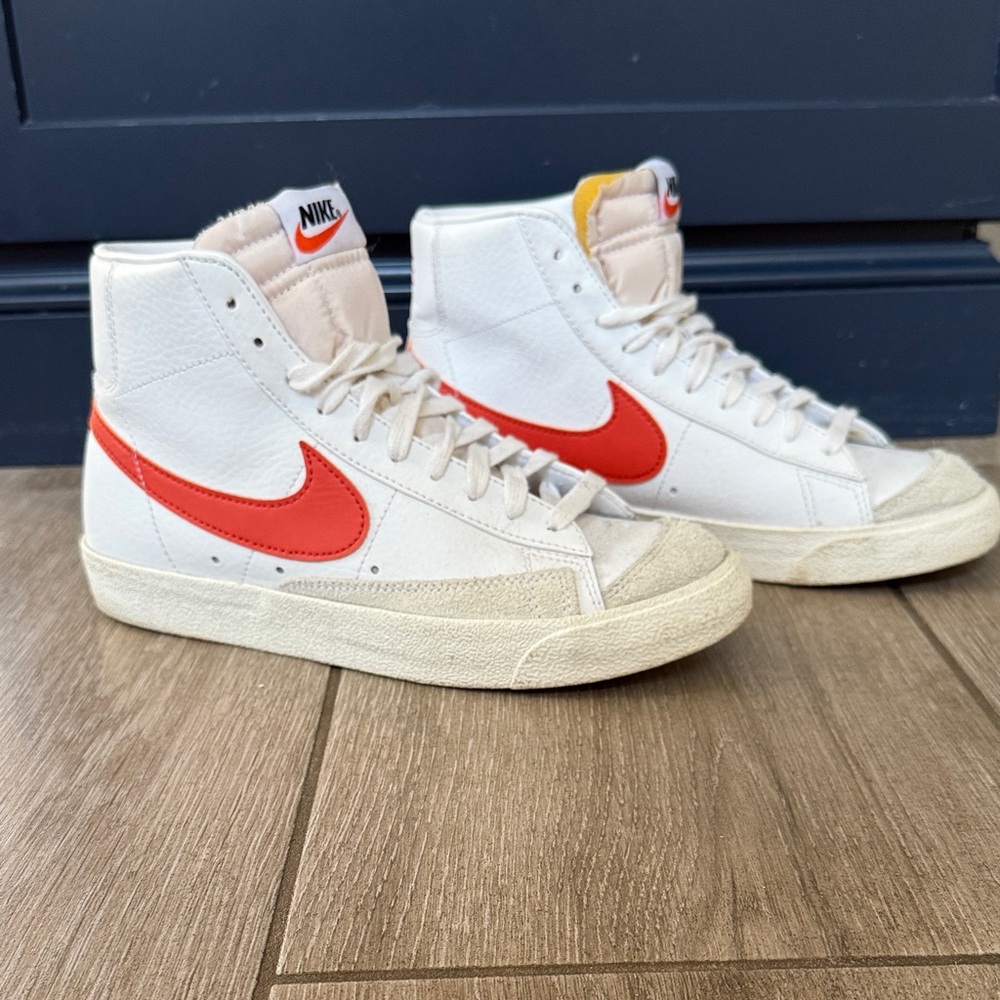 Nike Blazer Mid ’77 Vintage Mens Sneakers Sz 7 (Women’s 8.5) White Orange GREAT!